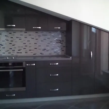 Yana's Deluxe Studio Apartment