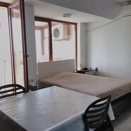 Yana's Deluxe Studio Apartment *