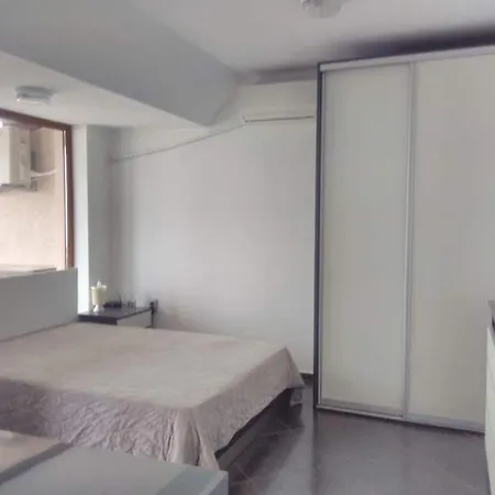 Yana's Deluxe Studio Apartment *
